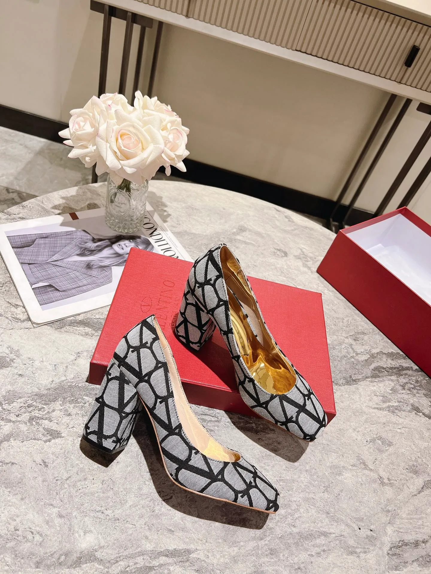 👟👟Ex-factory price 440👟👟 Genuine leather sole +40 Top version 𝑉𝐴𝐿𝐸𝑁𝑇𝐼𝑁𝑂 Valentino new spring and summer women's 5⃣️ color spring shoes. The unique [V logo fabric print pattern] brings out a full sense of high-end, and the new season will live up to expectations! Worth buying★Absolutely high-grade❥Original method, Absolutely sensual❥Elegant style, creating a different feeling, simple and elegant style!  Code number: 35-41 (34-42 customized) Fabric: Fabric printed cloth Lining: Sheepskin lining Heel height: 6cm～8.5cm2⃣️ options Leather outsole Rubber outsole